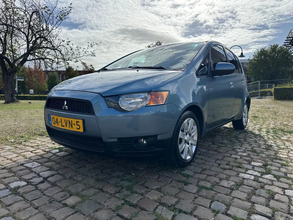 Mitsubishi Colt 5 deurs airco, lm velgen